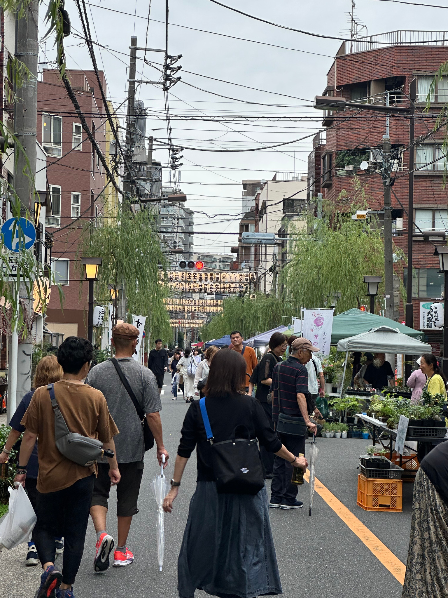 地域イベントでにぎわう街並み